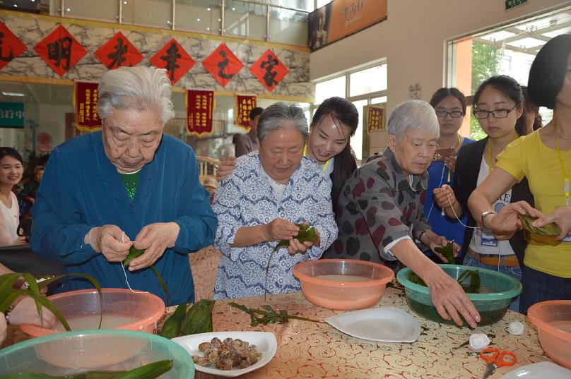 安徽敬老院端午包粽子