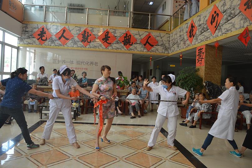 中秋佳节敬老院老人医护人员拔河比赛