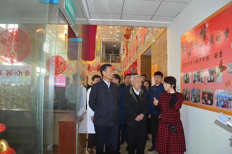 全国政协副主席陈晓光来老年公寓视察