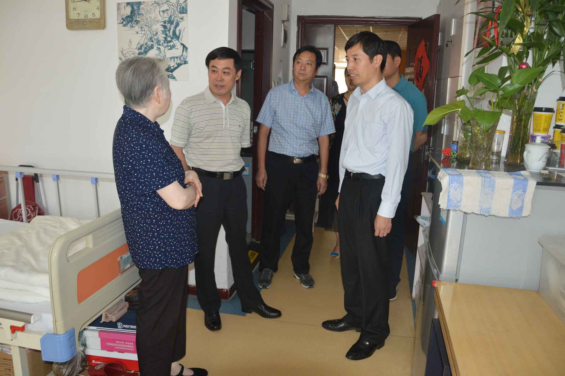 调研组来敬老院视察